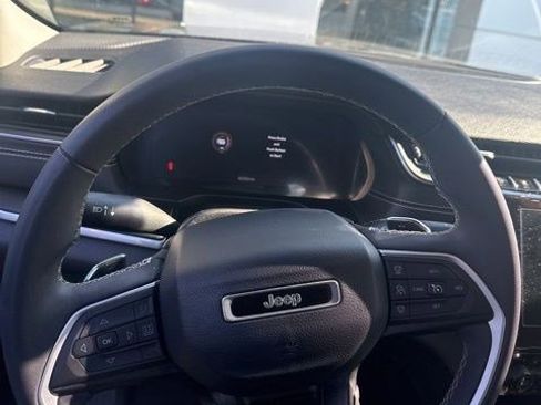 Used 2023 Jeep Grand Cherokee Laredo image 9