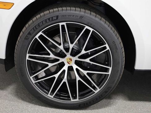 Certified 2026 Porsche Macan AWD/4WD image 40