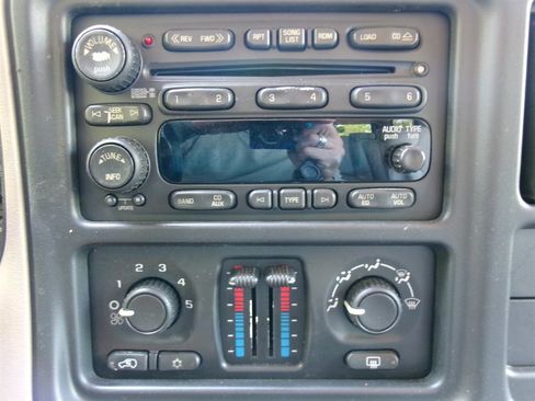 Used 2005 Chevrolet Suburban Z71 w/ Preferred Equipment Group image 40
