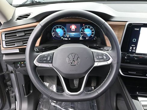 Used 2025 Volkswagen Atlas SE image 25