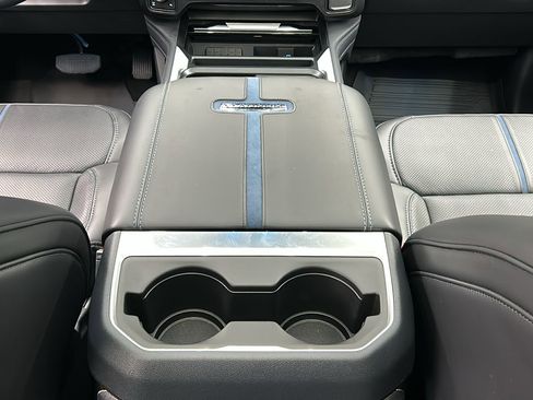 Used 2025 Ford F250 Platinum w/ FX4 Off-Road Package image 39