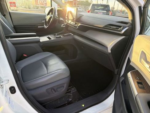 Used 2021 Toyota Sienna XLE w/ XLE Plus Package image 18