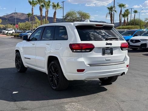 Used 2020 Jeep Grand Cherokee Altitude RWD image 3