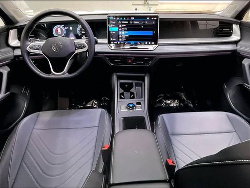 Used 2025 Volkswagen Tiguan SE w/ Panoramic Sunroof Package image 17