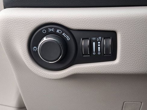 Used 2023 Chrysler Voyager LX image 27