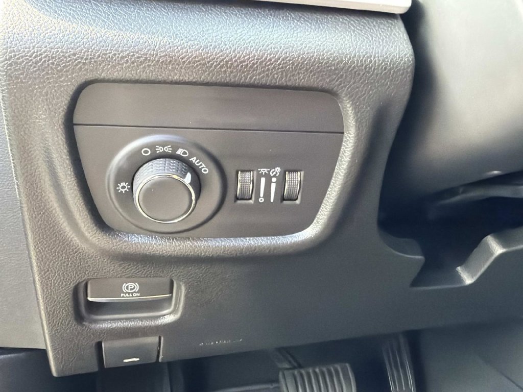 Used 2025 Jeep Grand Cherokee Laredo X AWD/4WD image 29
