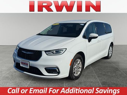 Used 2023 Chrysler Pacifica Touring-L FWD image 1
