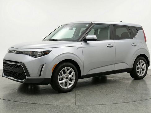 Used 2025 Kia Soul LX w/ LX Technology Package image 3