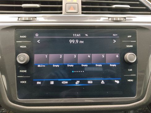 Used 2022 Volkswagen Tiguan SE w/ Panoramic Sunroof Package image 25