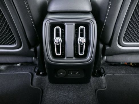 Certified 2025 Volvo XC40 B5 Core image 21