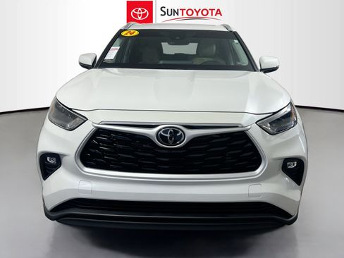 Used 2024 Toyota Highlander XLE FWD image 10