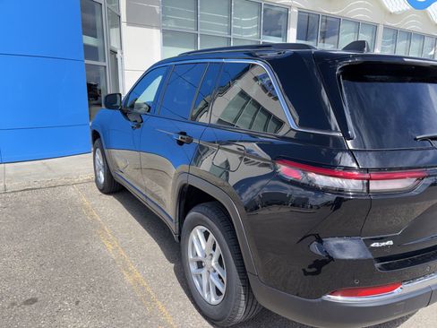 Used 2024 Jeep Grand Cherokee Laredo X w/ Luxury Tech Group I AWD/4WD image 2