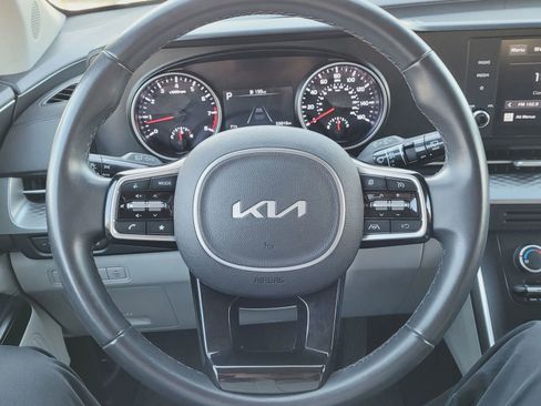 Used 2022 Kia Carnival LX image 19