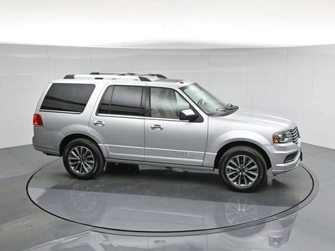 Used 2017 Lincoln Navigator Select RWD image 38