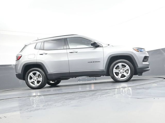 Used 2023 Jeep Compass Latitude w/ Sun and Sound Group AWD/4WD image 32