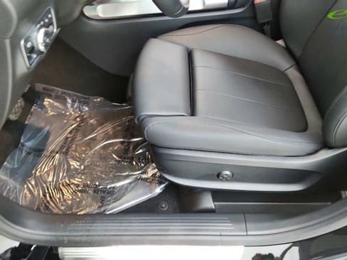 Used 2025 Mercedes-Benz GLB 250 4MATIC w/ Exclusive Package image 36
