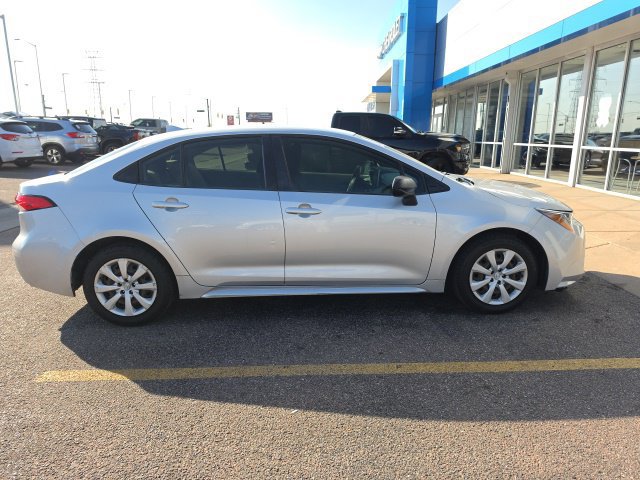 Used 2020 Toyota Corolla LE FWD image 2