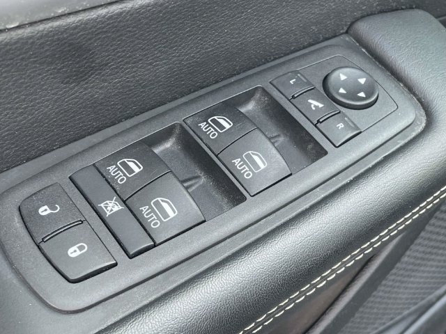 Used 2025 Chrysler Pacifica Limited FWD image 16
