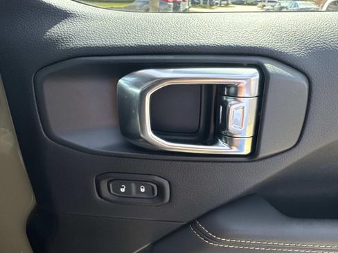 Used 2025 Jeep Gladiator Sport AWD/4WD image 16