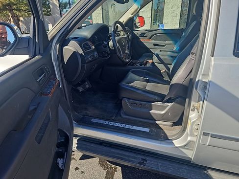 Used 2013 Chevrolet Avalanche LTZ image 22