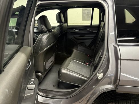 Used 2024 Jeep Grand Cherokee Altitude AWD/4WD image 11