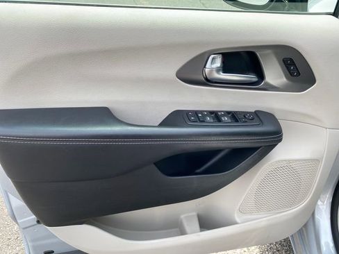 Used 2024 Chrysler Pacifica Touring-L FWD image 14