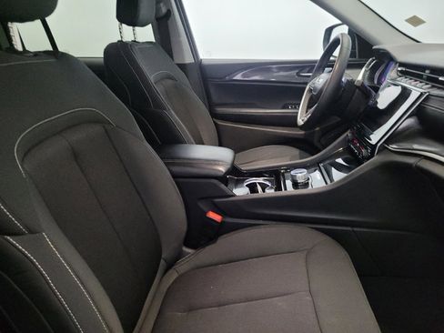 Used 2023 Jeep Grand Cherokee Laredo AWD/4WD image 21