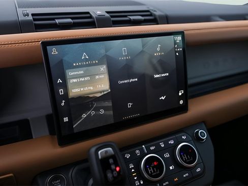 Used 2024 Land Rover Defender 110 SE image 18