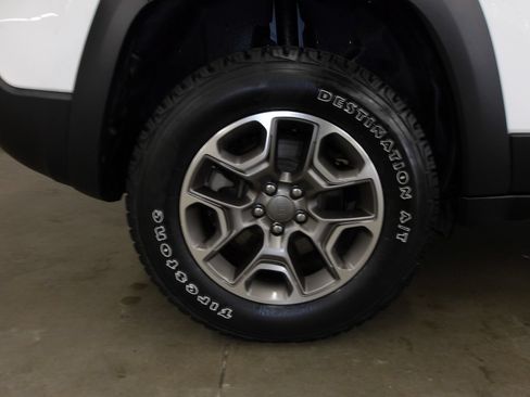 Used 2020 Jeep Cherokee Trailhawk w/ Cold Weather Group AWD/4WD image 21