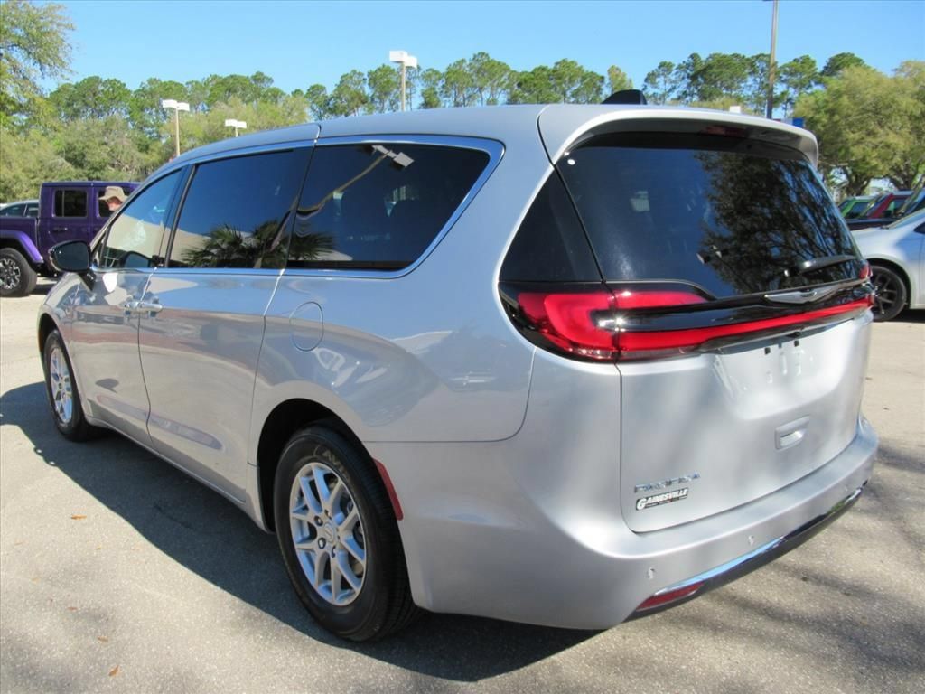 New 2026 Chrysler Pacifica Select FWD image 5
