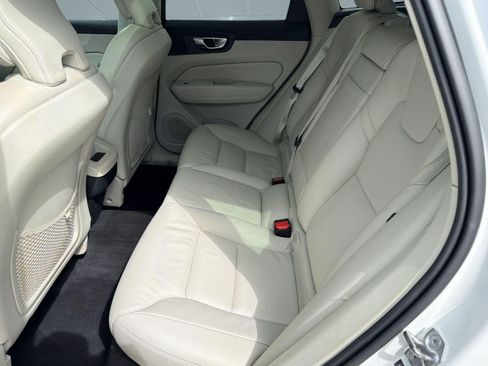 Used 2021 Volvo XC60 T5 Momentum w/ Climate Package image 14