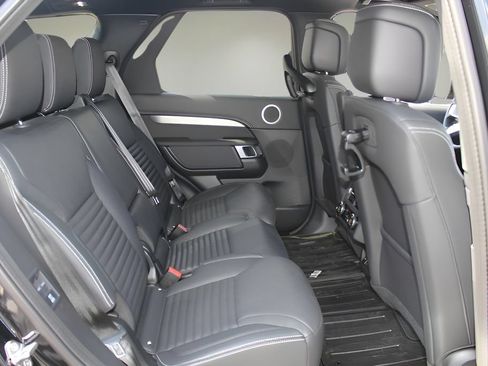 Used 2025 Land Rover Discovery Dynamic SE AWD/4WD image 15