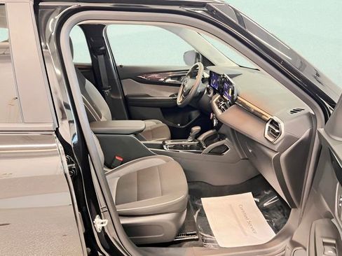 Used 2025 Chevrolet TrailBlazer LT w/ Driver Confidence Package image 9