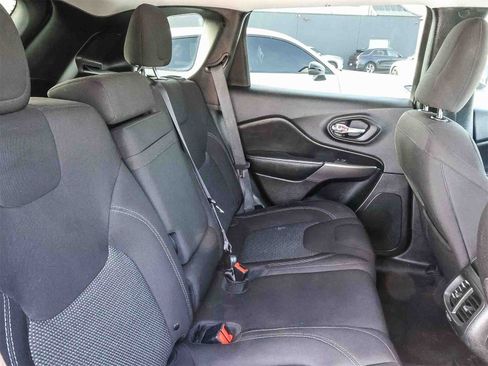 Used 2019 Jeep Cherokee Latitude w/ Popular Appearance Group image 18