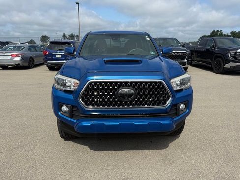 Used 2018 Toyota Tacoma TRD Sport AWD/4WD image 2