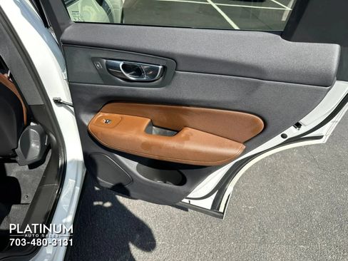 Used 2019 Volvo XC60 T5 Momentum w/ Multimedia Package AWD/4WD image 19