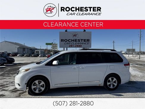 Used 2013 Toyota Sienna LE image 1