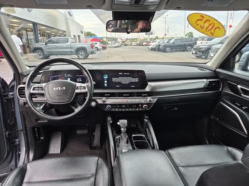 Used 2025 Kia Telluride S FWD image 19