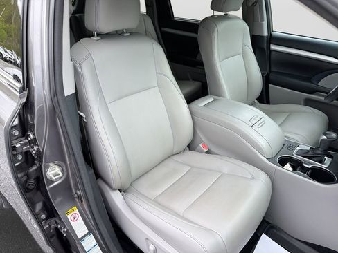 Used 2018 Toyota Highlander XLE AWD/4WD image 29