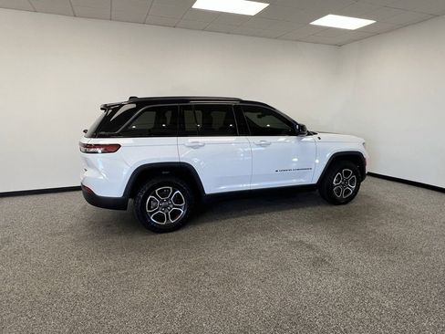Used 2022 Jeep Grand Cherokee Trailhawk w/ Luxury Tech Group III image 21