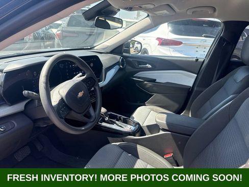 Used 2025 Chevrolet Trax LT FWD image 8