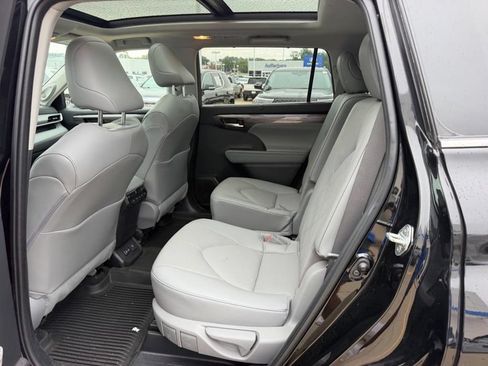 Used 2023 Toyota Highlander Platinum AWD/4WD image 10
