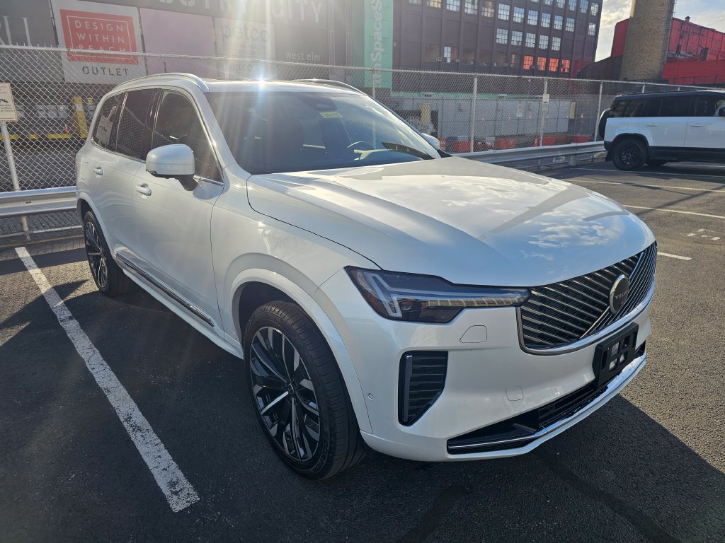 Certified 2025 Volvo XC90 B5 Plus AWD/4WD image 4