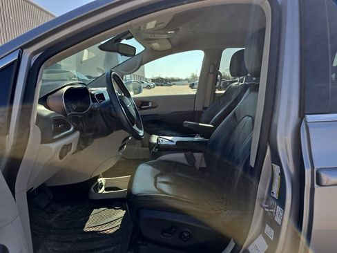 Used 2018 Chrysler Pacifica Touring-L FWD image 10