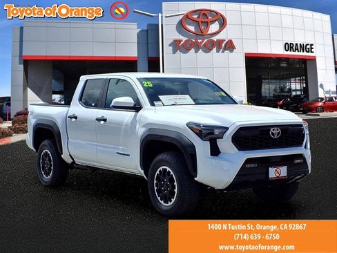 Certified 2025 Toyota Tacoma TRD Off-Road AWD/4WD image 1