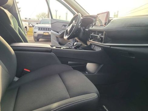 Used 2023 Nissan Rogue S image 15