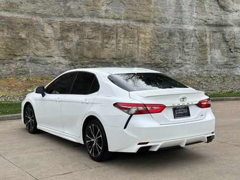 Used 2019 Toyota Camry SE image 3