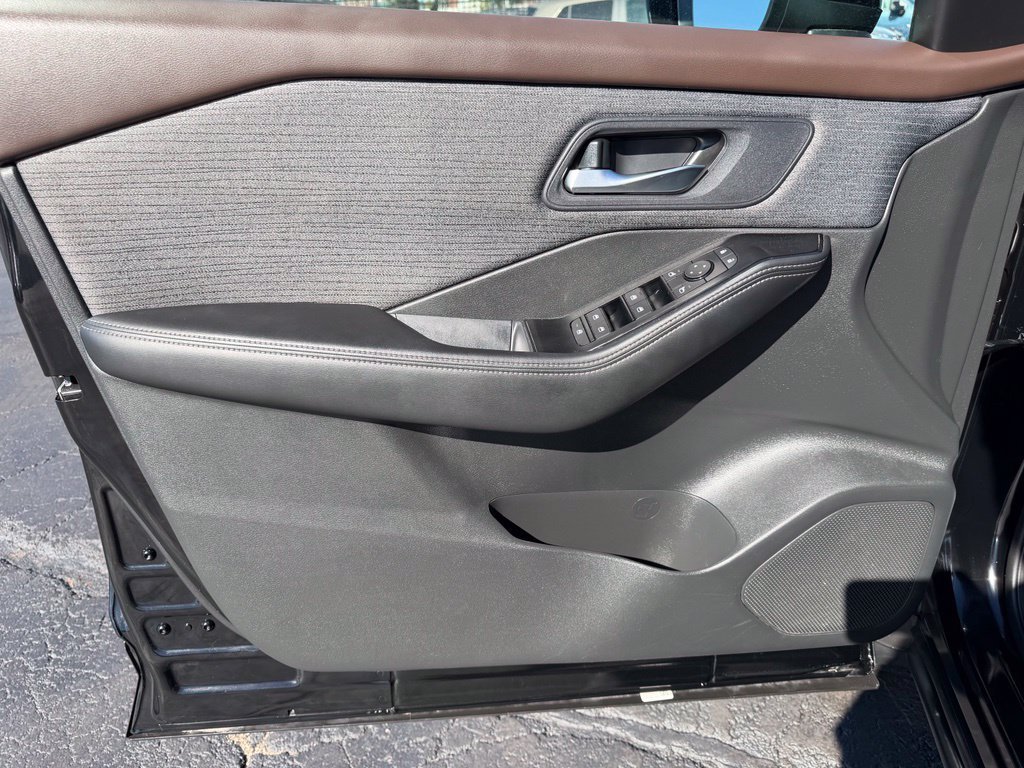 Used 2023 Nissan Rogue SV AWD/4WD image 18