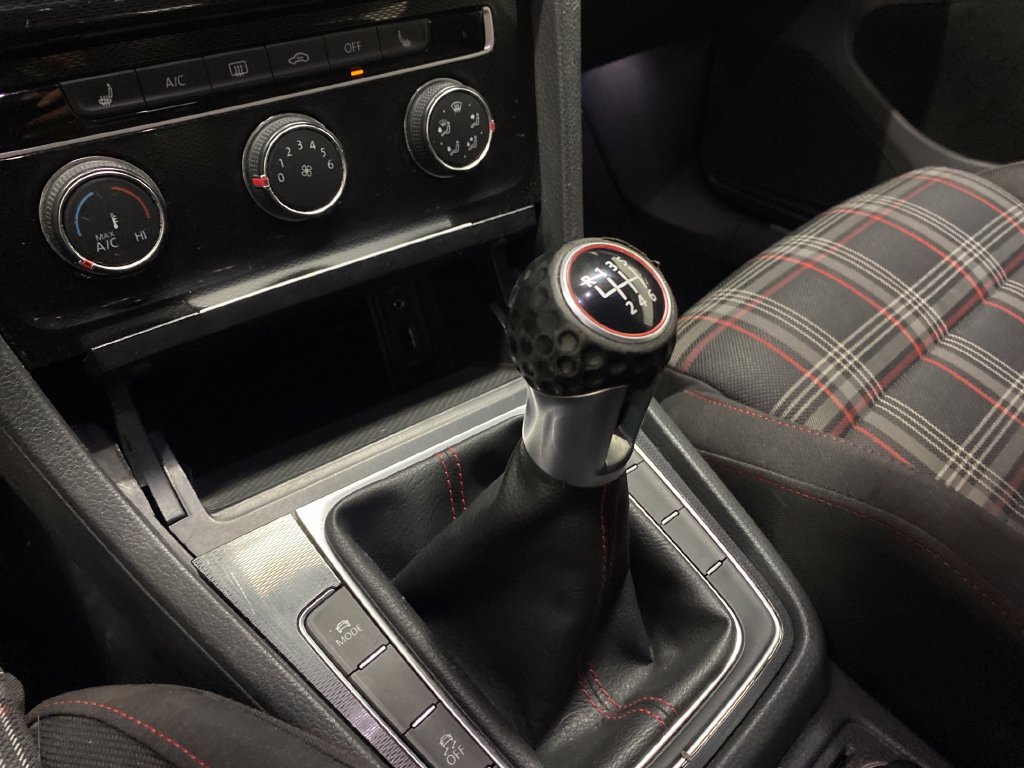 Used 2016 Volkswagen Golf 2-Door FWD image 13