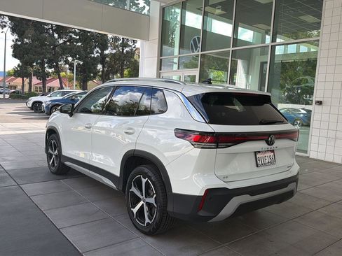 Certified 2025 Volkswagen Tiguan SE w/ Panoramic Sunroof Package image 3